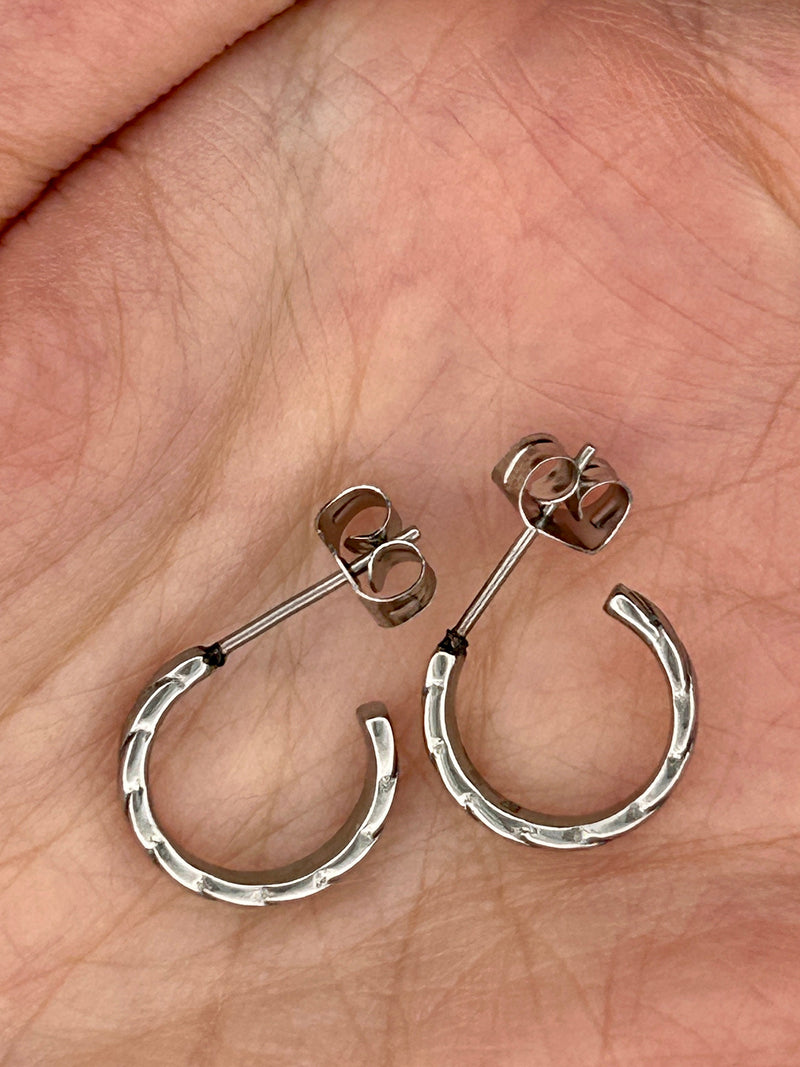 Celtic Knot Hoop Earrings. (s377)