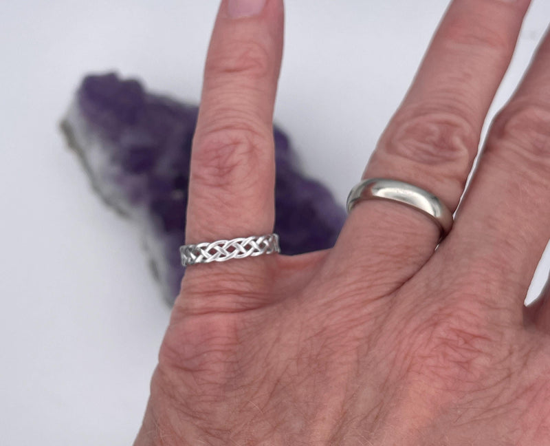 Sterling Silver love knot band ring, (CSS13)