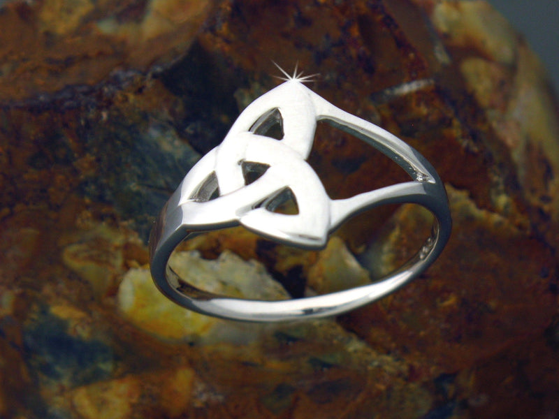 Sterling Silver Modern Trinity Knot Ring (BQ554)