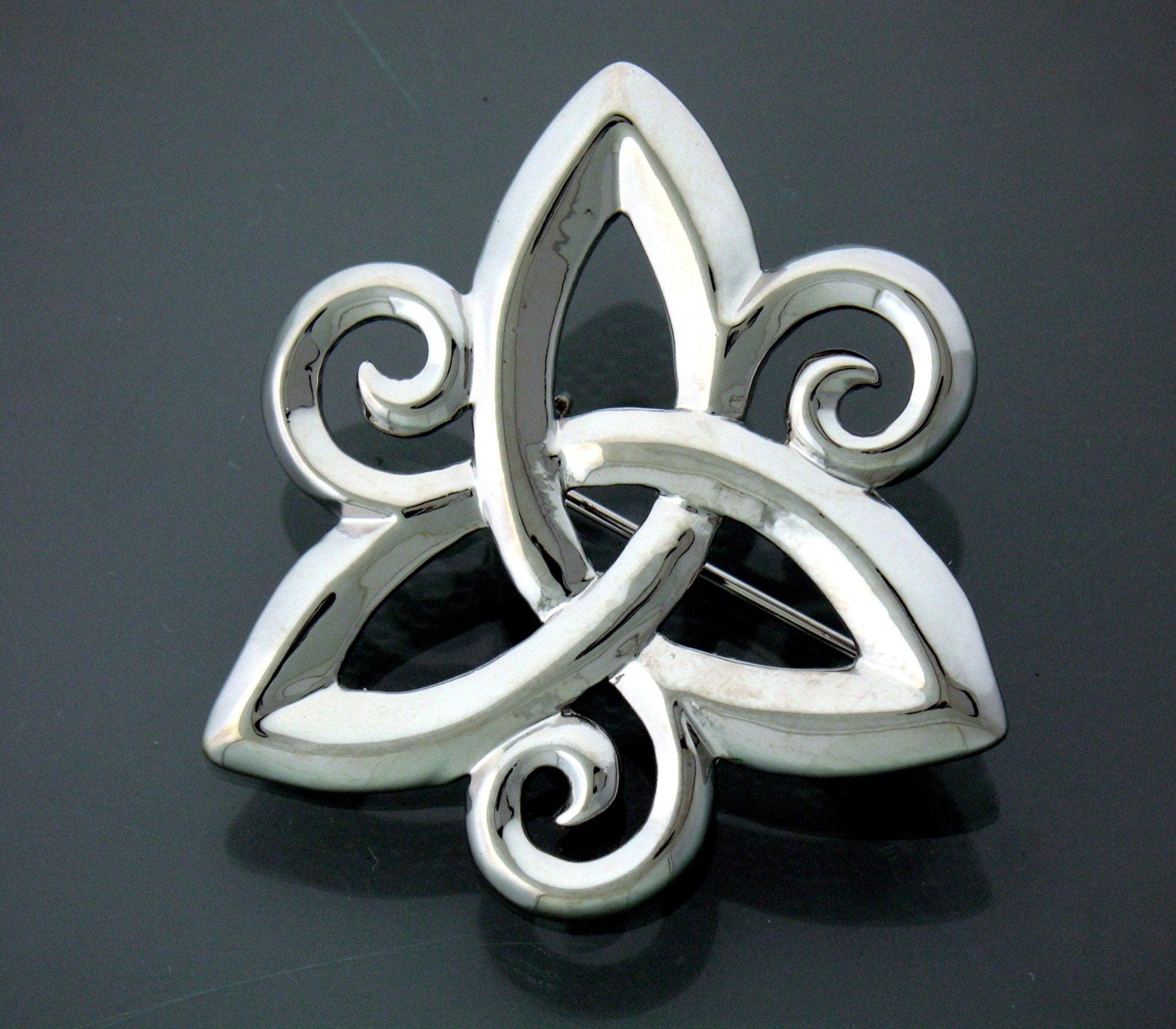 Trinity Pin Ring Three-Dimensional Trinity Triskele Pin (JPEW5993) – Shop Palmers
